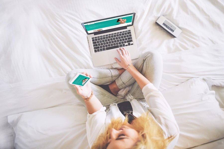 Patientin nutzt die Website von Dr. med. Silke Späth auf Laptop und Smartphone