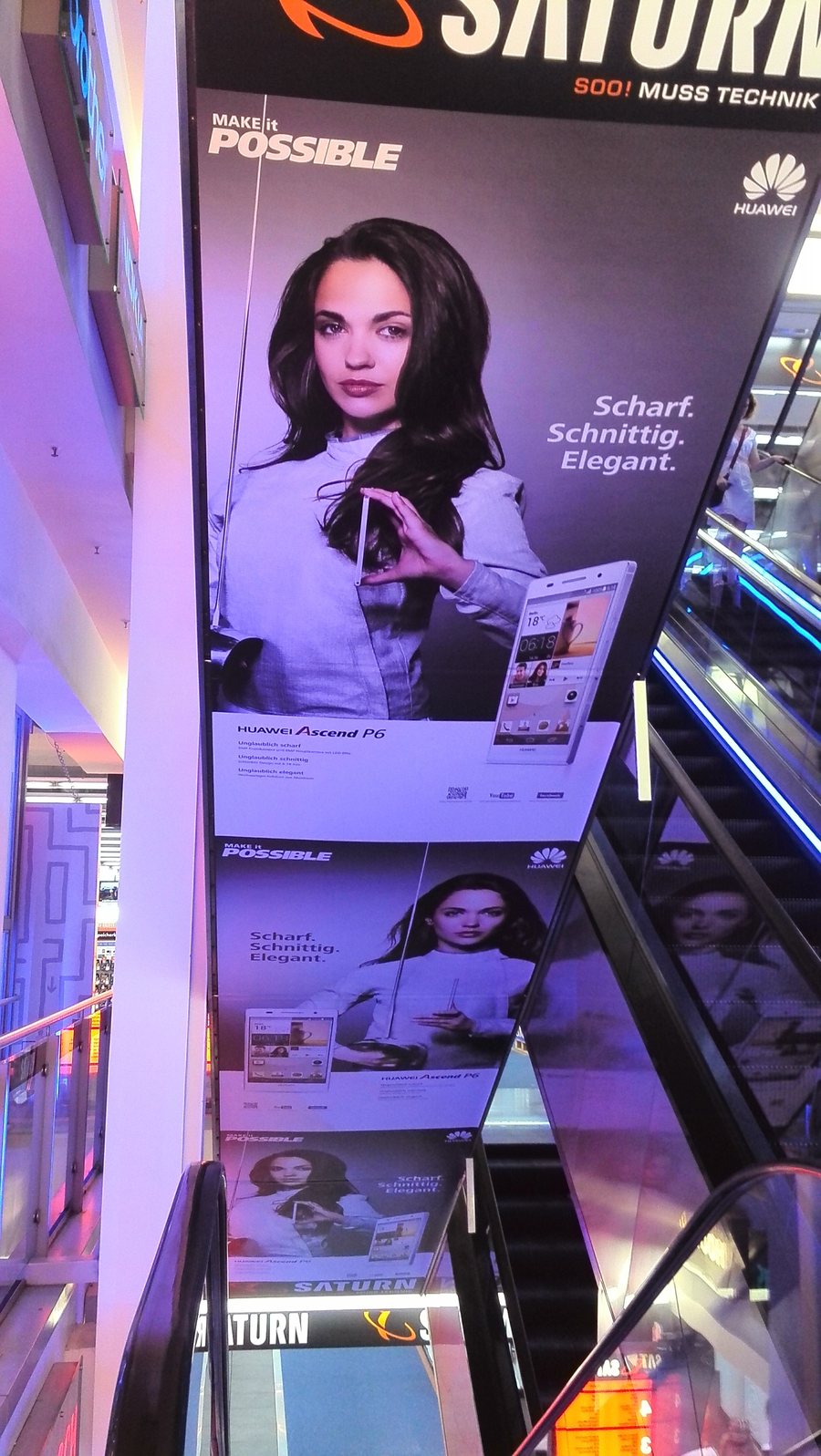 Huawei Ascend P6 – Großflächenwerbung bei Saturn Großflächenplakate für das Huawei Ascend P6 entlang einer Rolltreppe bei Saturn